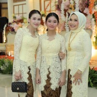 Penampilan Ayu kompak dengan ibu dan anaknya yang sama-sama berkebaya butter yellow. Kebaya tersebut dipadukan dengan kain dari Batik Eyang Putri. Foto: Instagram/@ayutingting92