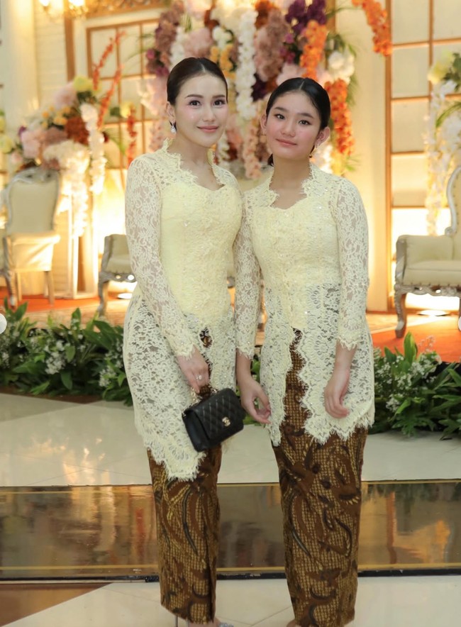 Menambah kecantikannya, wajah Ayu dipulas dengan riasan natural flawless hasil tangan MUA Candra Zhang. Blush on peach lembut dipadukan lipstik nude membuat penampilan Ayu terlihat kalem dan makin mempesona. Foto: Instagram/@ayutingting92
