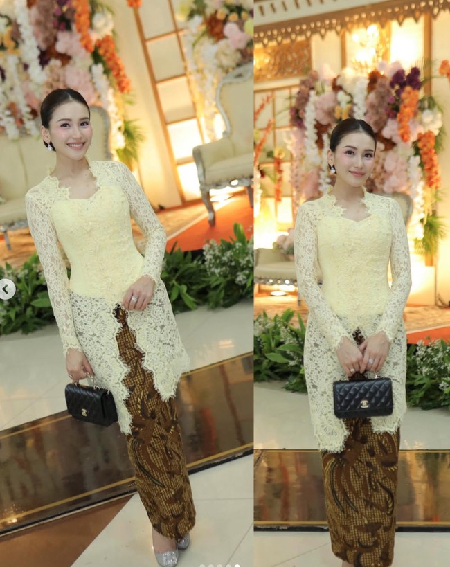 Melengkapi penampilannya, Ayu menenteng tas hitam dari merek mewah Chanel. Tas edisi Pearl Top Handle Wallet on Chain WOC Black Shiny Aged Calfskin Light Gold Hardware itu dibanderol dengan harga sekitar Rp 117 juta. Foto: Instagram/@ayutingting92