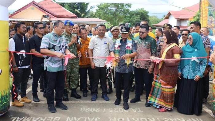Bupati Bone Andi Asman Sulaiman saat meresmikan jalan di Desa Selli.