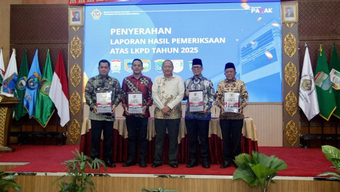 Bupati OKU Teddy Meilwansyah saat menerima WTP dari BPK.
