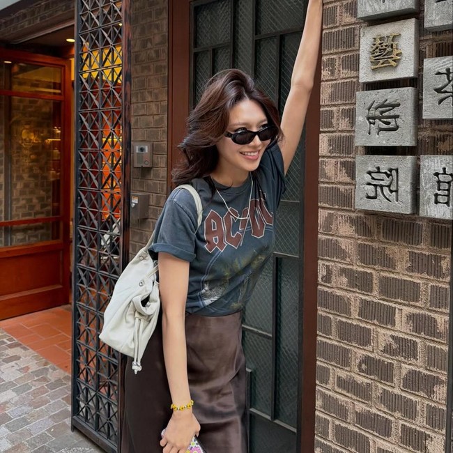 Berbeda dengan vibes keseruan foto-fotonya di Jepang, kolom komentar Sooyoung justru dipenuhi isak tangis fans yang patah hati. Banyak yang berharap Sooyoung selalu bahagia dan kembali menemukan jodohnya. Foto: dok. Instagram @sooyoungchoi