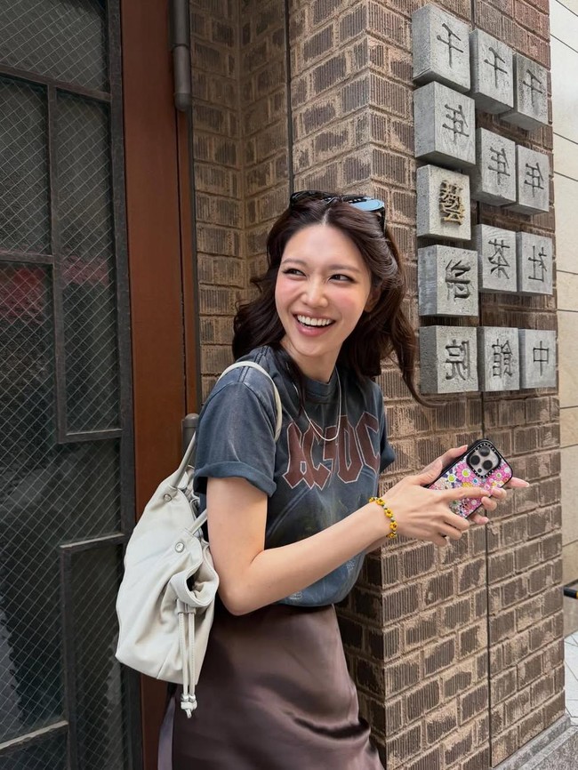 Pacaran 14 Tahun Kandas, Unggahan Terbaru Sooyoung di Jepang Jadi Sorotan
