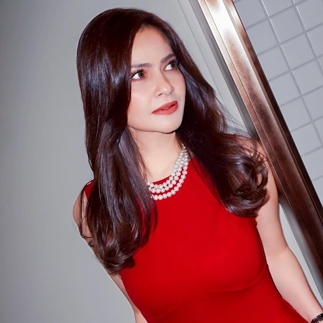 Pesona Cut Tari Bergaun Merah Menyala Berkalung Mutiara
