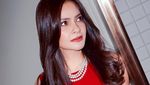 Pesona Cut Tari Bergaun Merah Menyala Berkalung Mutiara