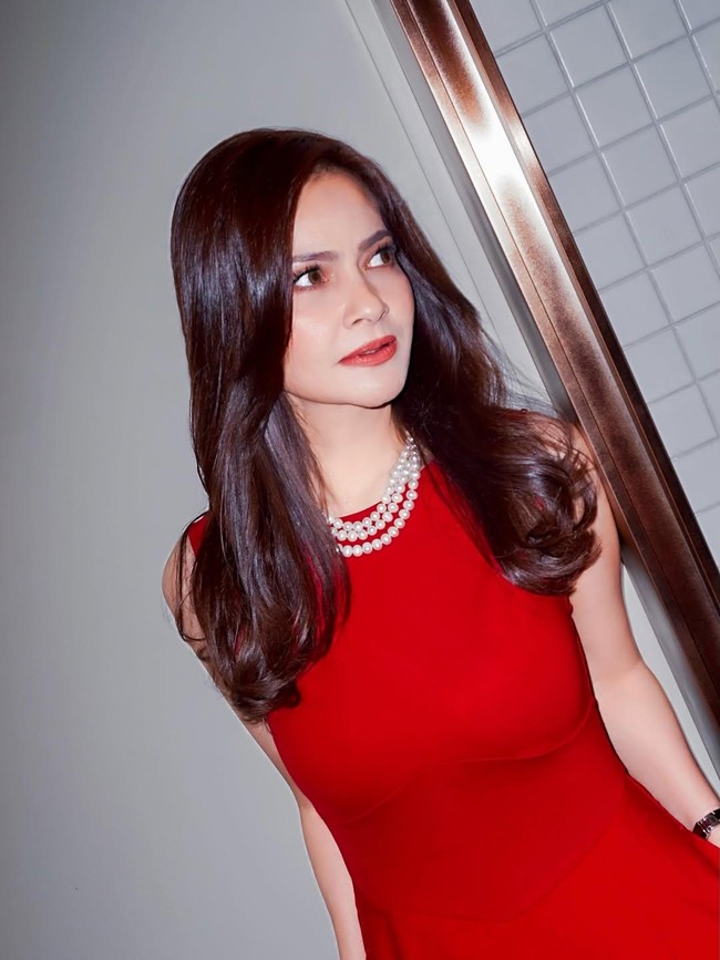 Pesona Cut Tari Bergaun Merah Menyala Berkalung Mutiara