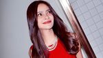 Pesona Cut Tari Bergaun Merah Menyala Berkalung Mutiara