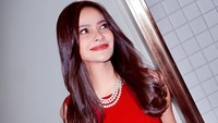 Cut Tari memakai gaun merah menyala dalam premier series terbarunya yang berjudul Samuel. Kalung mutiara berlapis sukses memberikan sentuhan akhir yang sangat elegan dan berkelas. (Foto: dok Instagram cuttaryofficial)