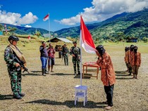 8 Anggota OPM Ikrar Setia NKRI, Serahkan Senpi dan Bintang Kejora