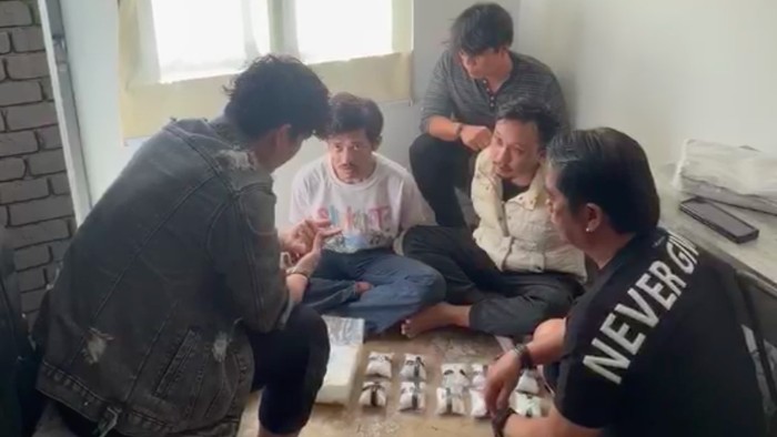 Dua pengedar sabu berinisial F dan B ditangkap Satresnarkoba Polres Pelabuhan Tanjung Priok. Sabu seberat 2 kg senilai lebih dari Rp 2 miliar disita. (dok Istimewa)