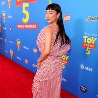 Gaya Playul Greta Lee di Premiere Toy Story 5 dengan Gaun Dior Couture