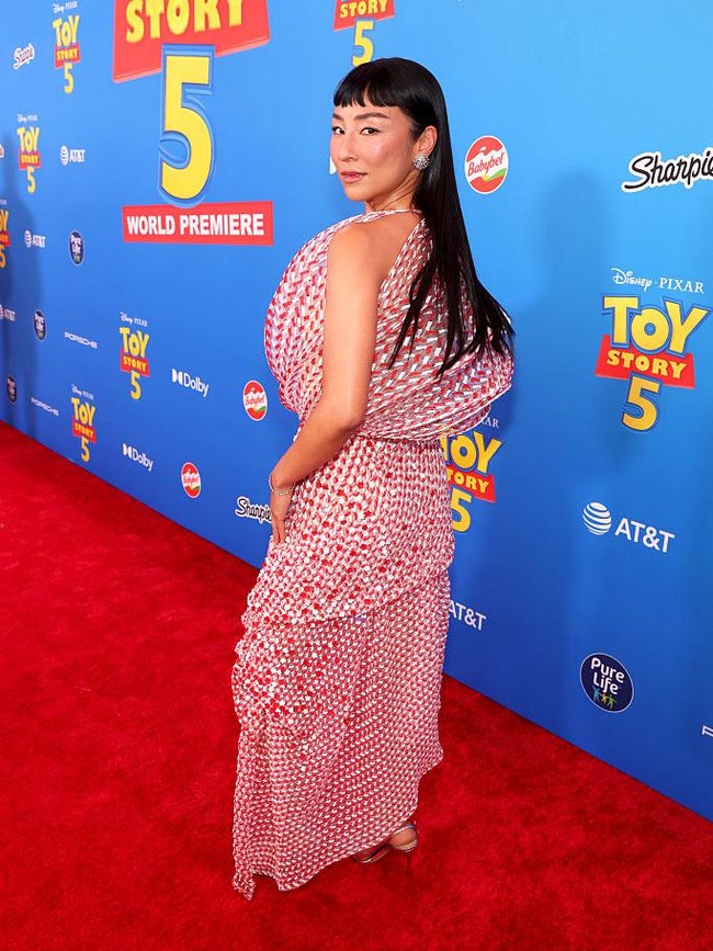 Gaya Playul Greta Lee di Premiere Toy Story 5 dengan Gaun Dior Couture