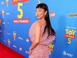 Gaya Playul Greta Lee di Premiere Toy Story 5 dengan Gaun Dior Couture