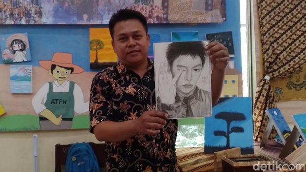 Guru seni di SMK PPN Tanjungsari, Rangga Budiansyah menunjukkan karya seni yang dibuat oleh siswa-siswanya. Guru seni di SMK PPN Tanjungsari, Rangga Budiansyah menunjukkan karya seni yang dibuat oleh siswa-siswanya.