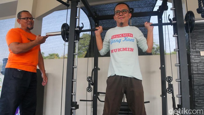 Warga berolahraga menggunakan fasilitas gym di Masjid At-Taqwa Villa Pamulang, Tangerang Selatan, Kamis (11/6/2026). Fasilitas kebugaran gratis tersebut disediakan untuk mendukung kesehatan dan kebugaran jemaah.
