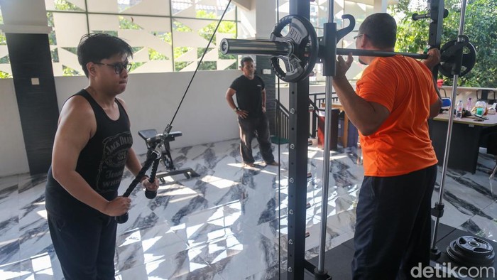 Warga berolahraga menggunakan fasilitas gym di Masjid At-Taqwa Villa Pamulang, Tangerang Selatan, Kamis (11/6/2026). Fasilitas kebugaran gratis tersebut disediakan untuk mendukung kesehatan dan kebugaran jemaah.