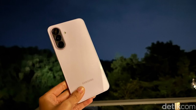 Galaxy A37 5G menunjukkan kemampuan fotografi malam yang impresif saat digunakan mengabadikan suasana Jalan Braga, Bandung, Jawa Barat
