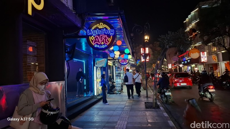 Galaxy A37 5G menunjukkan kemampuan fotografi malam yang impresif saat digunakan mengabadikan suasana Jalan Braga, Bandung, Jawa Barat