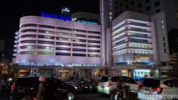 Ponsel ini berhasil mempertahankan detail bangunan dan pencahayaan malam secara seimbang, sementara area langit tetap terlihat gelap tanpa kehilangan karakter suasana malam. Foto: Rizqy Nur Amalia