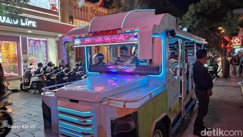 Cahaya lampu LED berwarna-warni terekam dengan tajam dan warna yang tetap hidup. Kemampuan pemrosesan gambar Galaxy A37 5G membantu menjaga detail pada area terang tanpa membuat cahaya berlebih (overexposure). Foto: Rizqy Nur Amalia