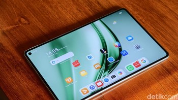 Bagian depan MatePad Mini didominasi layar Flexible OLED PaperMatte 8,8 inch dengan bezel tipis. Layar 2,5K dengan refresh rate 120 Hz menghadirkan pengalaman visual yang tajam dan mulus.  Foto: Adi FR/detikINET