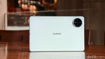 Huawei menggunakan rangka berbahan paduan magnesium serta panel belakang serat vegan 3D untuk menghadirkan kombinasi ringan sekaligus kokoh. Foto: Adi FR/detikINET