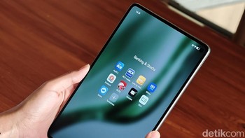 Layar MatePad Mini juga dirancang untuk menghadirkan pengalaman visual yang clear, comfortable, dan paper-like. Dengan dukungan tingkat kecerahan hingga 1800 nits serta teknologi PaperMatte yang dilengkapi kemampuan anti-glare, anti-reflection, dan anti-sparkle, pengguna dapat menikmati tampilan layar yang tetap jelas dan nyaman di berbagai kondisi pencahayaan, baik di bawah sinar matahari maupun di ruangan yang terang. Foto: Adi FR/detikINET