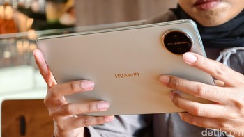 Dengan bobot sekitar 260 gram dan ketebalan hanya sekitar 5,2 mm, perangkat ini dirancang untuk memberikan pengalaman powerful portability in your palm; cukup compact untuk dibawa ke mana saja, namun tetap powerful untuk mendukung aktivitas sehari-hari. Foto: Adi FR/detikINET