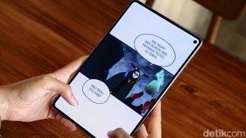 Kombinasi ini memberikan pengalaman visual yang lebih immersive, vivid, dan nyaman, baik saat digunakan untuk meninjau dokumen, membuat catatan, menonton konten, maupun menikmati e-book dalam waktu yang lebih panjang. Foto: Adi FR/detikINET