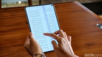 Menghadirkan teknologi Flexible OLED dalam ukuran yang begitu compact membutuhkan presisi dan detail desain yang sangat kompleks, terlebih dengan layar 8,8 inci yang tetap tampil luas berkat bezel ultra-tipis hanya sekitar 2,9 mm dan rasio screen-to-body hingga 92%. Foto: Adi FR/detikINET