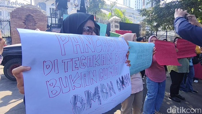 Ibu-ibu unjuk rasa di depan kantor DPRD Jawa Barat imbas carut marut PCMB 2026