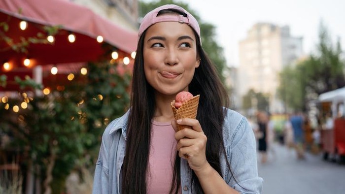 Ilustrasi makan es krim