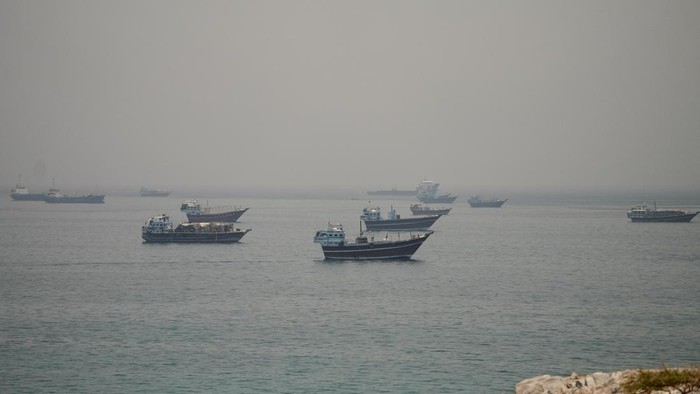 Aktivitas maritim di Selat Hormuz kembali menjadi perhatian dunia setelah deretan kapal terlihat berlabuh dan melintasi salah satu jalur pelayaran paling strategis di dunia tersebut. Pemandangan aktivitas kapal yang terlihat dari wilayah Musandam, Oman, Kamis (11/6/2026), menggambarkan pentingnya perairan ini sebagai urat nadi perdagangan energi global. REUTERS/Stringer