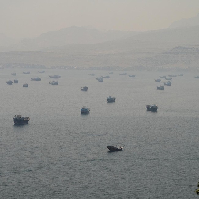 Jalur Minyak Dunia Jadi Sorotan, Deretan Kapal Padati Selat Hormuz