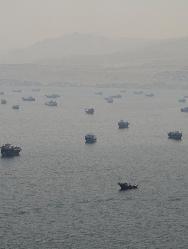 Jalur Minyak Dunia Jadi Sorotan, Deretan Kapal Padati Selat Hormuz