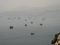 Jalur Minyak Dunia Jadi Sorotan, Deretan Kapal Padati Selat Hormuz