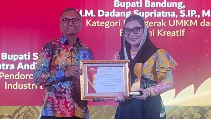 Bupati Brebes  Paramitha Widya Kusuma saat menerima penghargaan Disway Top Regional Leader Awards 2026 dari Founder Disway, Dahlan Iskan, Kamis (11/6/2026).