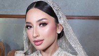 Penampilan Jennifer Coppen dalam acara siraman anggun memakai busana bernuansa putih dan pastel karya Ivory Studio. Polesan make up Rhay David membuat penampilan calon pengantin perempuan satu ini semakin sempurna. Foto: Instagram @jennifercoppenreal20/ @fcgweddings
