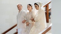 Jennifer Coppen memasuki tempat pengajian didampingi oleh ayah dan ibu sambungnya. Foto: Instagram @jennifercoppenreal20/ @fcgweddings