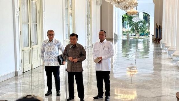 Wakil Presiden ke-10 dan ke-12 RI Jusuf Kalla (JK) dan putranya Solihin Kalla usai berjumpa dengan Presiden Prabowo Subianto di Istana Merdeka, Jakarta, Kamis (11/6/2026).