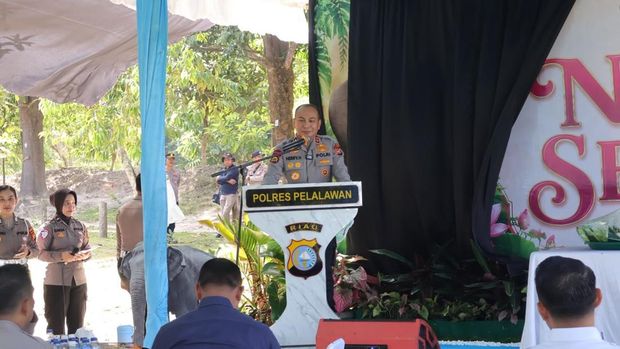 Kapolda Riau Irjen Pol Herry Heryawan memberikan nama 'Nona Seroja' untuk anak gajah Sumatera yang lahir dari indukan Ria di Taman Nasional Tesso Nilo Kapolda Riau Irjen Pol Herry Heryawan memberikan nama 'Nona Seroja' untuk anak gajah Sumatera yang lahir dari indukan Ria di Taman Nasional Tesso Nilo, Kabupaten Pelalawan, Riau, Kamis (11/6/2026).