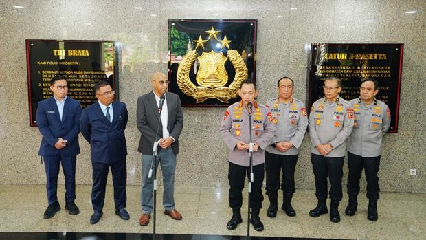Kapolri Jenderal Listyo Sigit Prabowo menerima penyerahan sertifikat kurikulum internasional alias IB Diploma Programme (IBDP) dari Regional Director, Asia Pasific International Baccalaureate Organization.