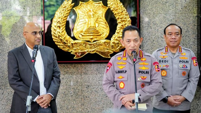 Kapolri Jenderal Listyo Sigit Prabowo menerima penyerahan sertifikat kurikulum internasional atau IB Diploma Programme (IBDP) dari Regional Director, Asia Pasific International Baccalaureate Organization.