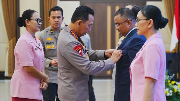 Kapolri Jenderal Listyo Sigit Prabowo menerima penyerahan sertifikat kurikulum internasional atau IB Diploma Programme (IBDP) dari Regional Director, Asia Pasific International Baccalaureate Organization. Kapolri Jenderal Listyo Sigit Prabowo menerima penyerahan sertifikat kurikulum internasional atau IB Diploma Programme (IBDP) dari Regional Director, Asia Pasific International Baccalaureate Organization.
