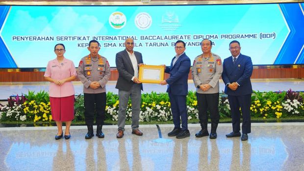 Kapolri Jenderal Listyo Sigit Prabowo menerima penyerahan sertifikat kurikulum internasional alias IB Diploma Programme (IBDP) dari Regional Director, Asia Pasific International Baccalaureate Organization.
