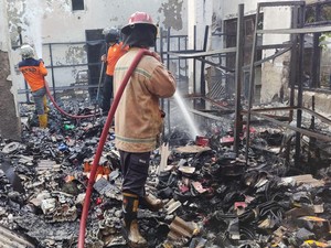 Kebakaran Hanguskan Toko Sparepart di Rembang Pagi Ini, Kerugian Rp 1,5 M