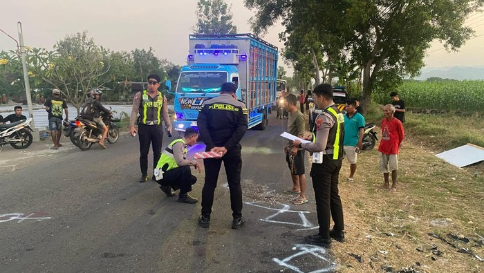 Polisi melakukan olah TKP kecelakaan yang menewaskan 3 orang di Jalan Raya Wuryantoro-Eromoko, Wonogiri, Kamis (11/6/2026).