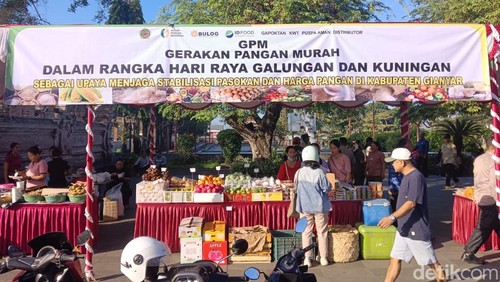 Keramaian warga berbelanja di pasar murah di sisi utara Alun-alun Kota Gianyar, Kamis (11/6/2026).