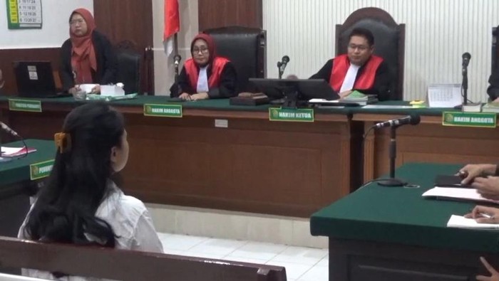 Indah Catur Agustin, terdakwa TPPU dengan modus penipuan investasi fiktif saat sidang putusan di PN Surabaya