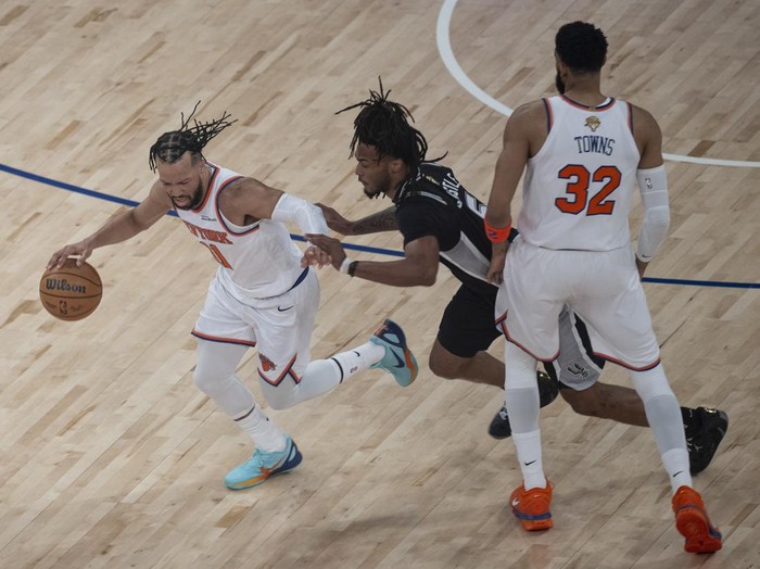NEW YORK, NEW YORK - JUNE 10: Karl-Anthony Towns #32 of the New York Knicks passes the ball to OG Anunoby #8 while being defended by Stephon Castle #5 and De'aaron Fox #4 of the San Antonio Spurs during the fourth quarter in Game Four of the 2026 NBA Finals at Madison Square Garden on June 10, 2026 in New York City. NOTE TO USER: User expressly acknowledges and agrees that, by downloading and or using this photograph, User is consenting to the terms and conditions of the Getty Images License Agreement. (Photo by Al Bello/Getty Images)